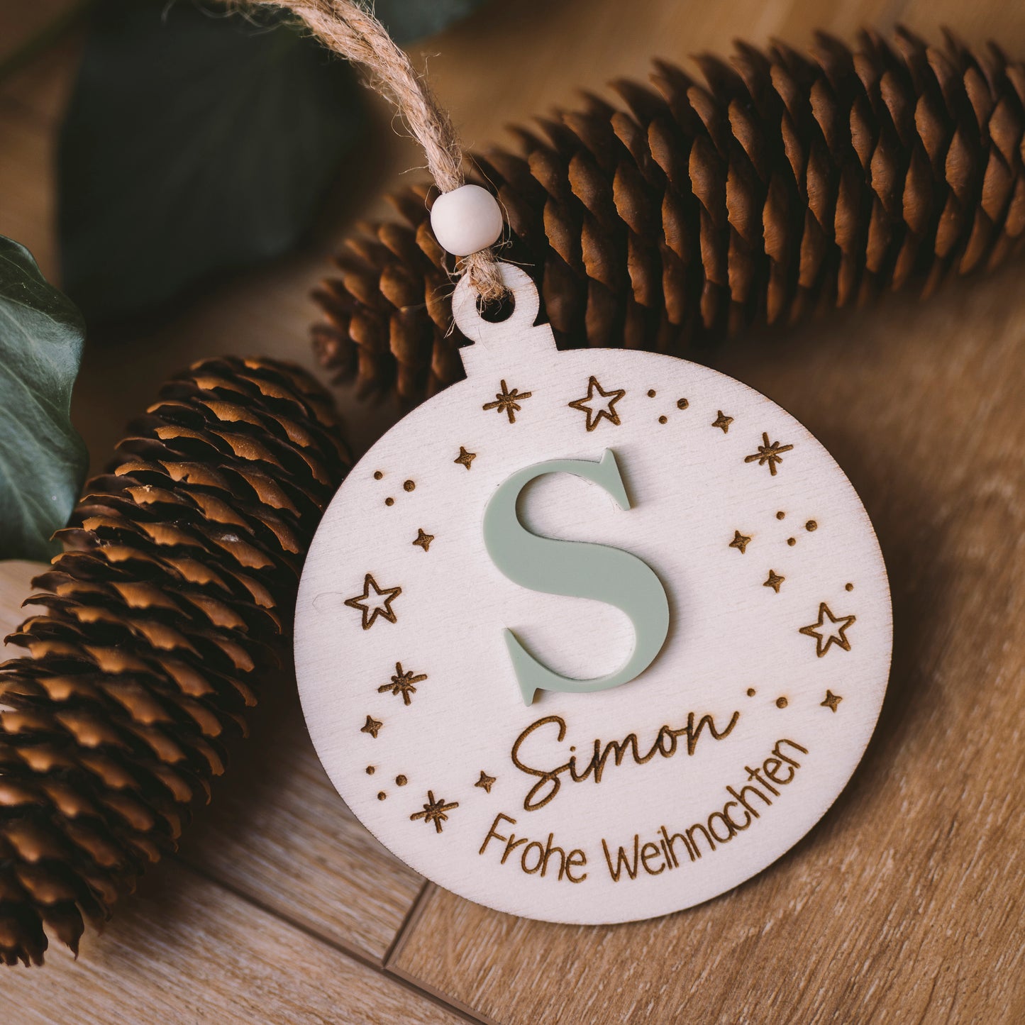 Christbaumkugel aus Holz – personalisiert mit Buchstaben aus Acryl & Gravur