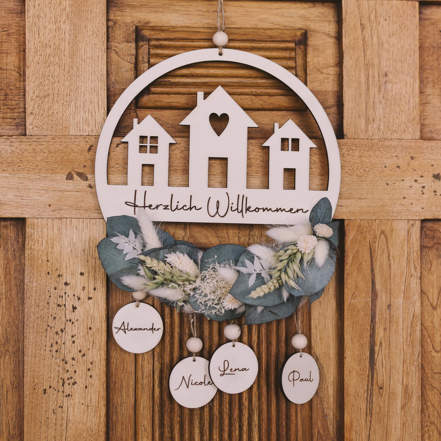 Trockenblumenkranz Häuserfront mit Namensanhänger