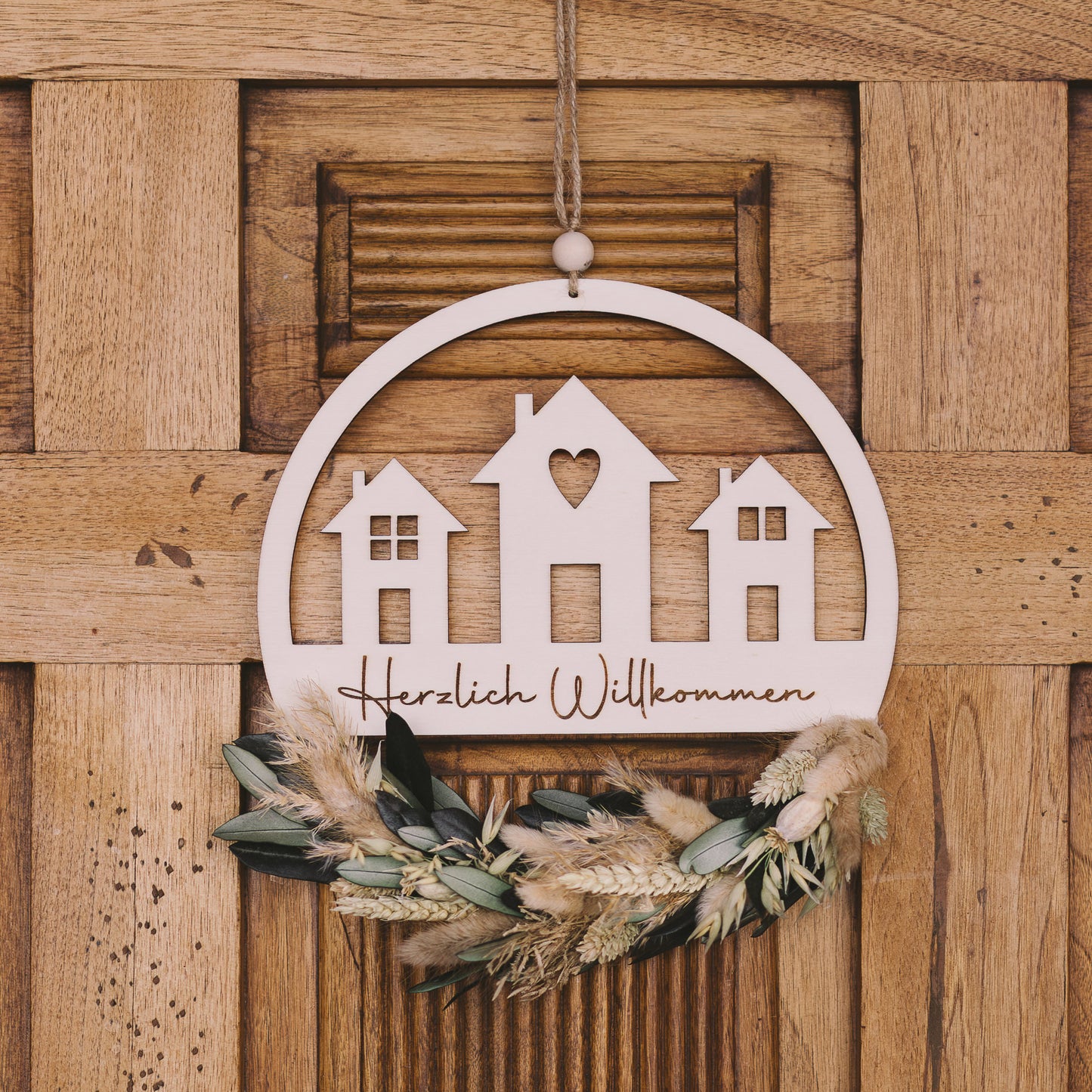 Trockenblumenkranz Häuserfront