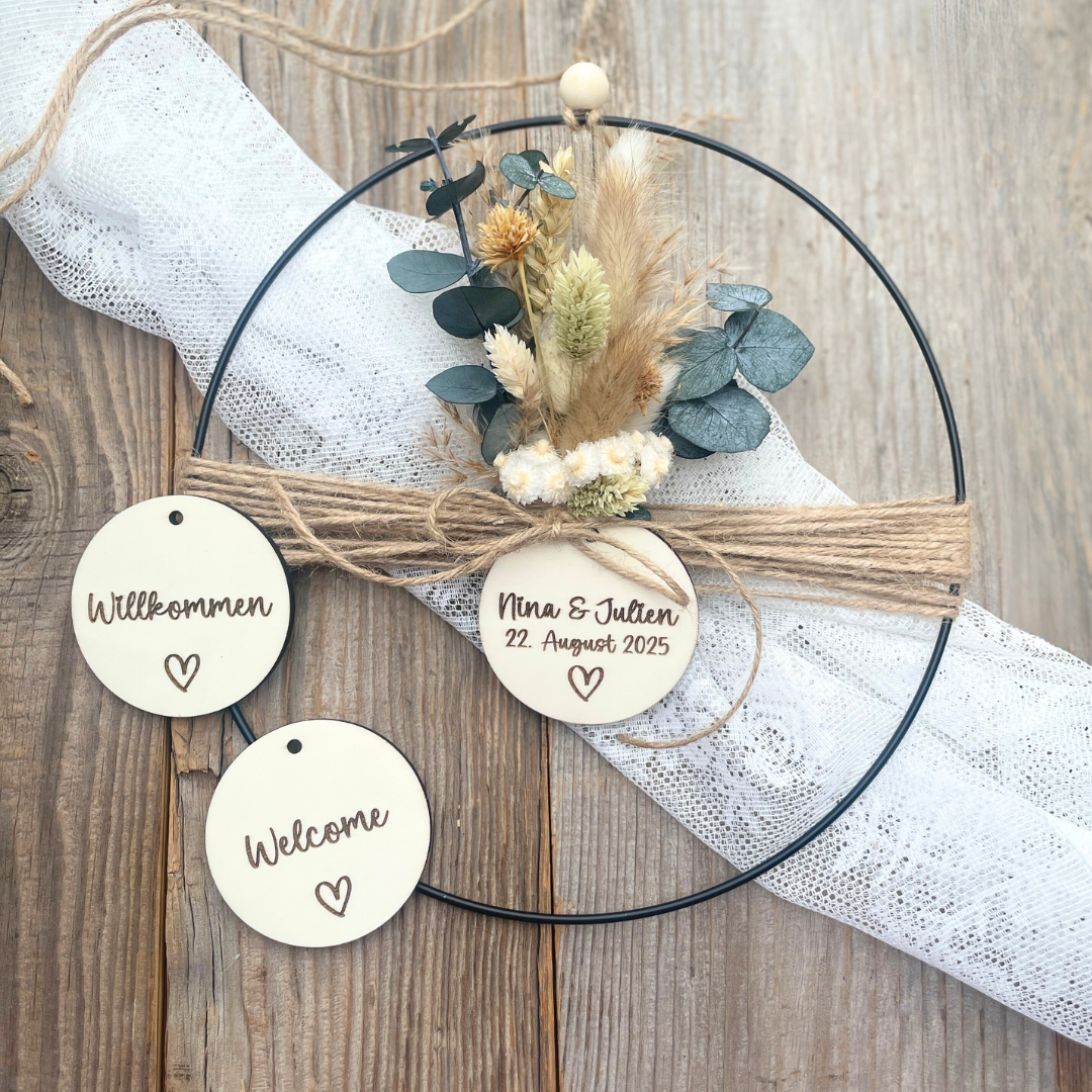 Metallring mit Trockenblumen & personalisierten Holzanhänger