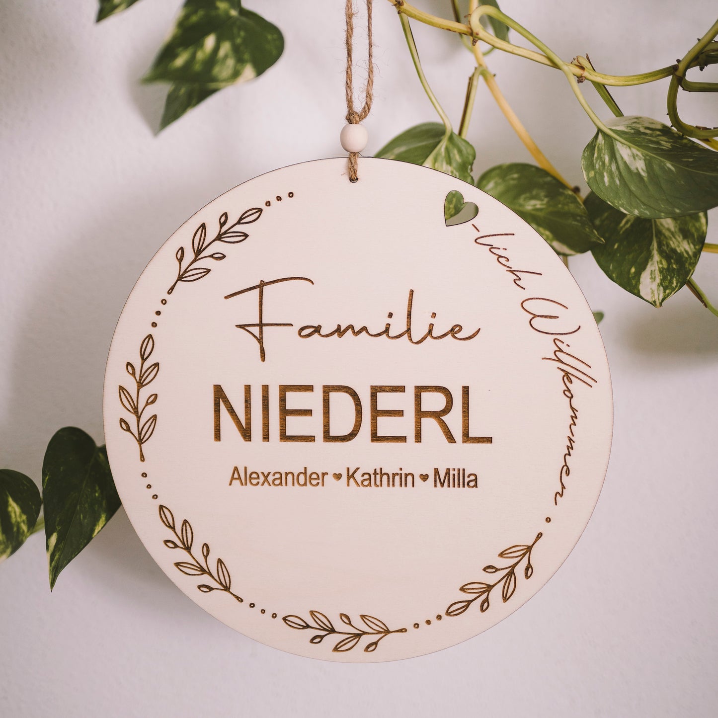 Personalisierte Holzscheibe mit Herzcutout