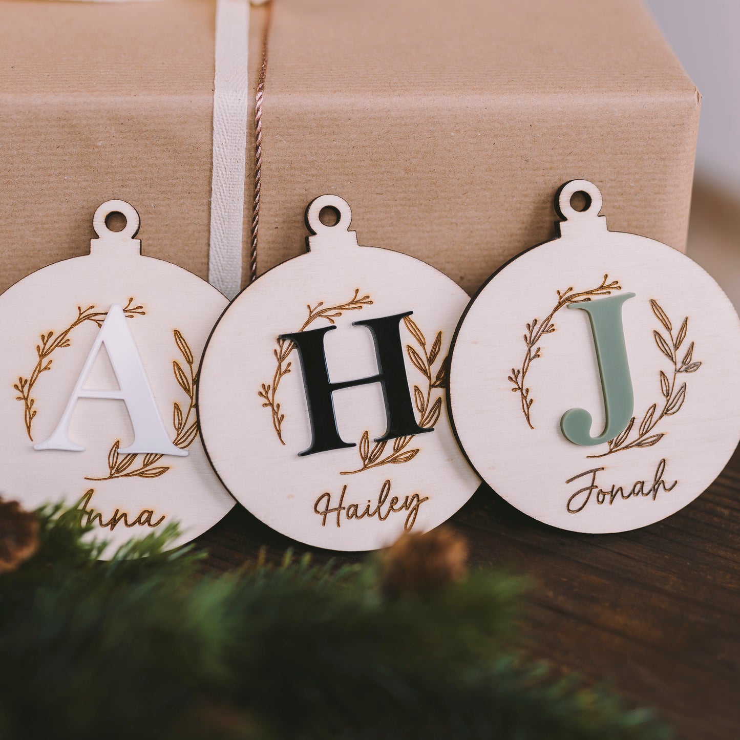 Weihnachtsanhänger aus Holz – personalisiert mit Initialen aus Acryl und Namen