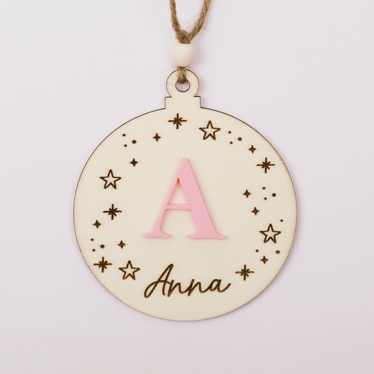 Christbaumkugel aus Holz – personalisiert mit Buchstaben aus Acryl & Gravur