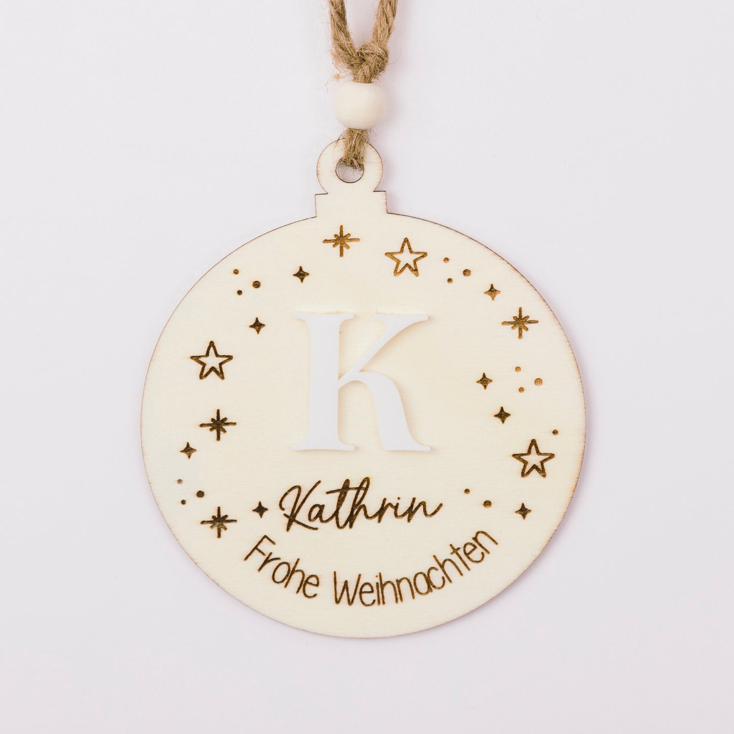Christbaumkugel aus Holz – personalisiert mit Buchstaben aus Acryl & Gravur