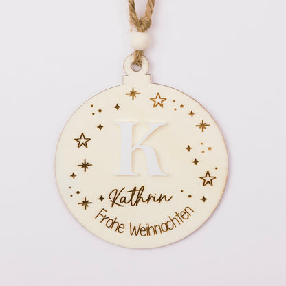 Christbaumkugel aus Holz – personalisiert mit Buchstaben aus Acryl & Gravur