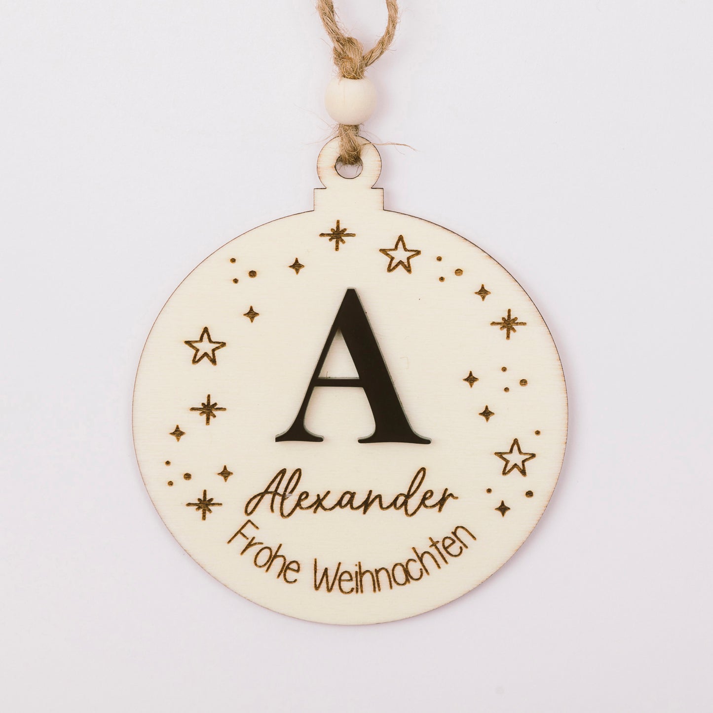 Christbaumkugel aus Holz – personalisiert mit Buchstaben aus Acryl & Gravur