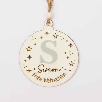 Christbaumkugel aus Holz – personalisiert mit Buchstaben aus Acryl & Gravur