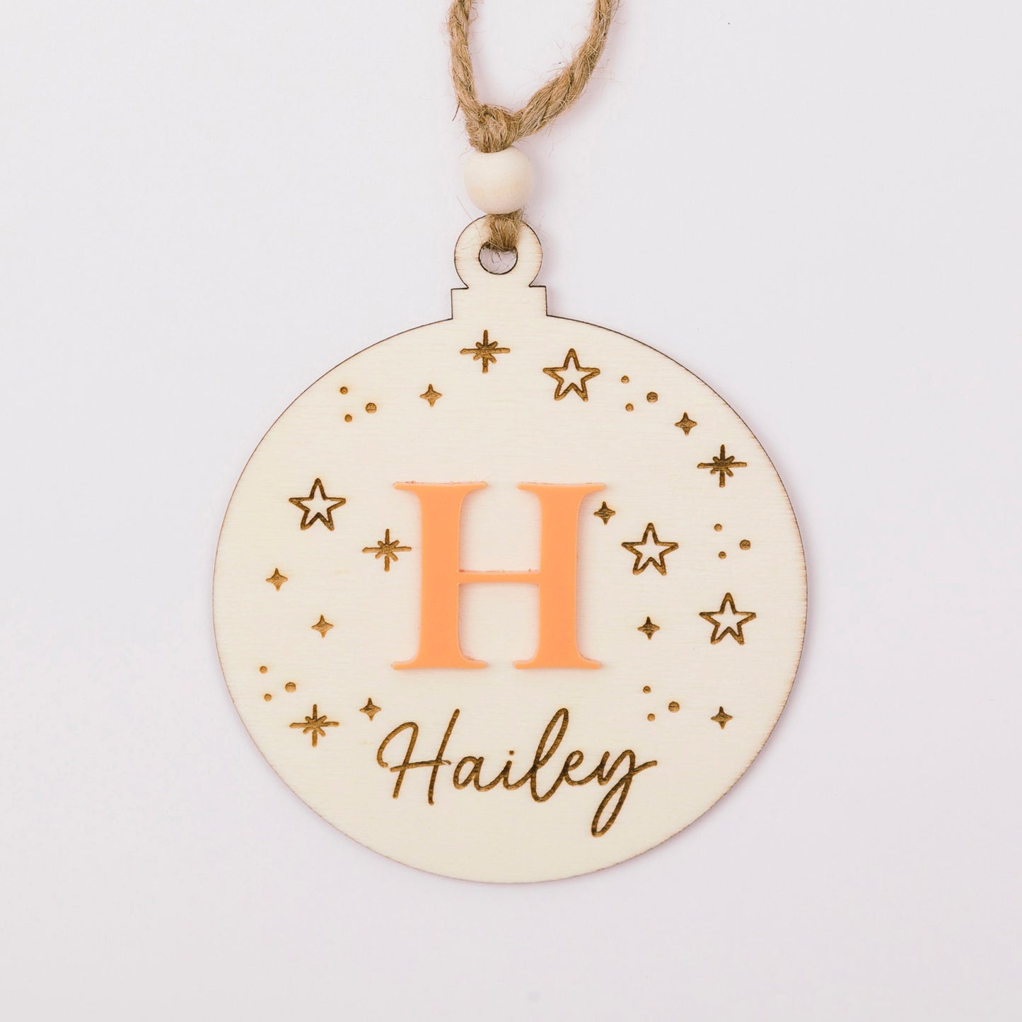 Christbaumkugel aus Holz – personalisiert mit Buchstaben aus Acryl & Gravur
