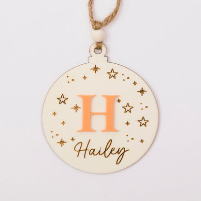 Christbaumkugel aus Holz – personalisiert mit Buchstaben aus Acryl & Gravur