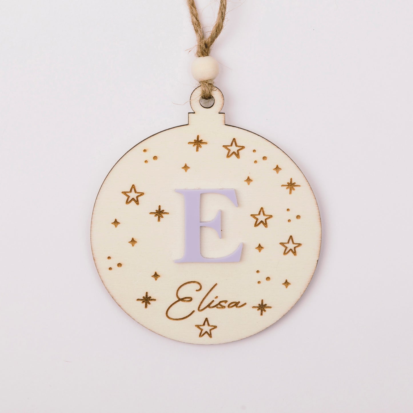 Christbaumkugel aus Holz – personalisiert mit Buchstaben aus Acryl & Gravur