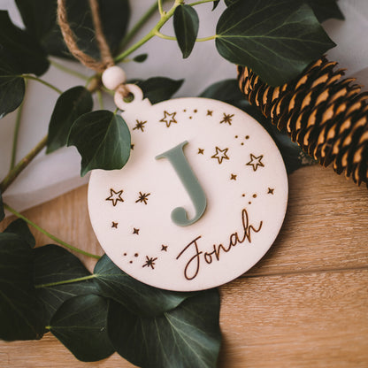Christbaumkugel aus Holz – personalisiert mit Buchstaben aus Acryl & Gravur
