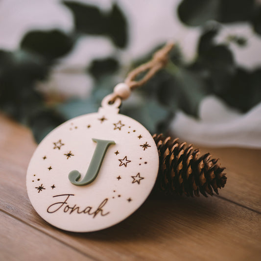Christbaumkugel aus Holz – personalisiert mit Buchstaben aus Acryl & Gravur
