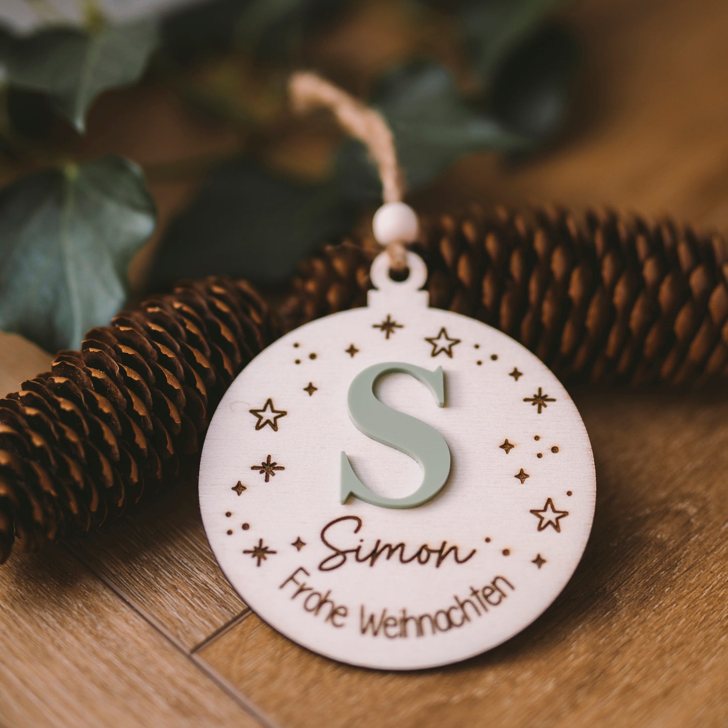 Christbaumkugel aus Holz – personalisiert mit Buchstaben aus Acryl & Gravur
