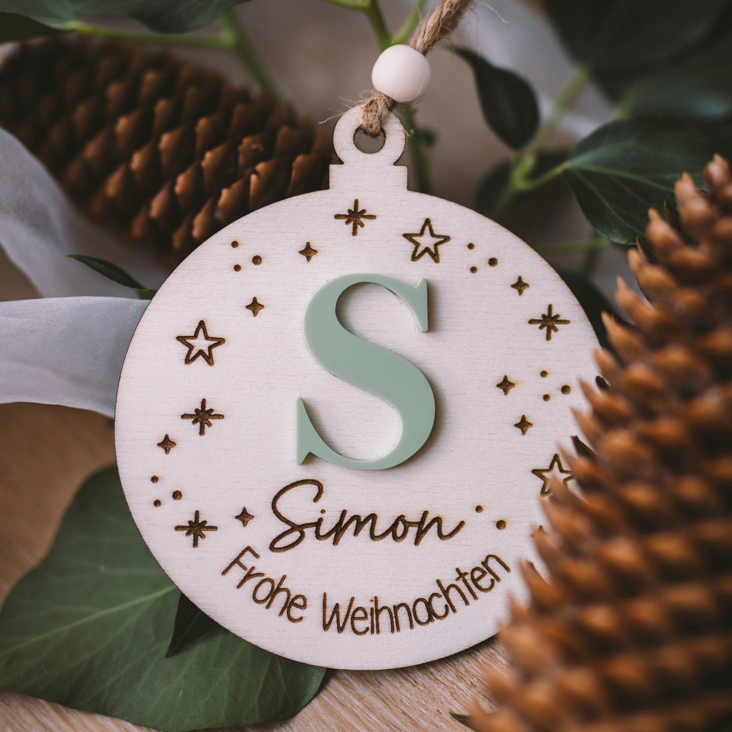 Christbaumkugel aus Holz – personalisiert mit Buchstaben aus Acryl & Gravur