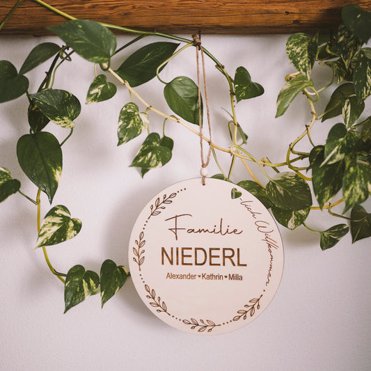 Personalisierte Holzscheibe mit Herzcutout