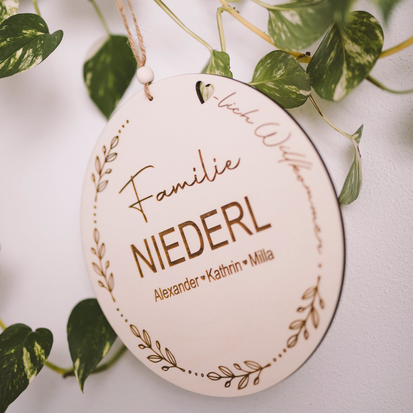 Personalisierte Holzscheibe mit Herzcutout