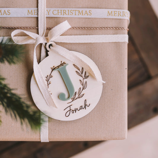 Weihnachtsanhänger aus Holz – personalisiert mit Initialen aus Acryl und Namen