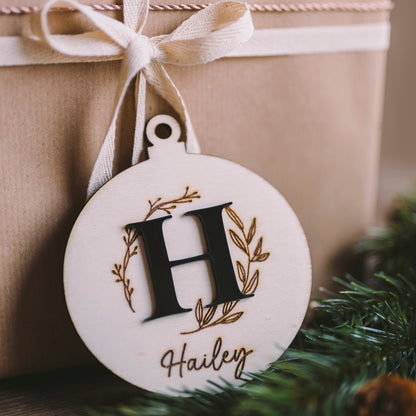 Weihnachtsanhänger aus Holz – personalisiert mit Initialen aus Acryl und Namen