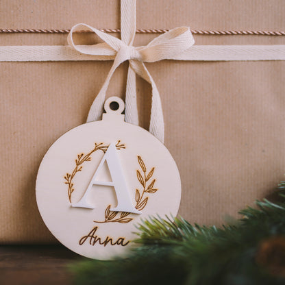 Weihnachtsanhänger aus Holz – personalisiert mit Initialen aus Acryl und Namen