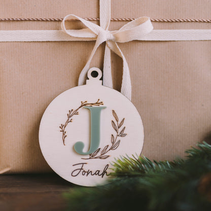 Weihnachtsanhänger aus Holz – personalisiert mit Initialen aus Acryl und Namen