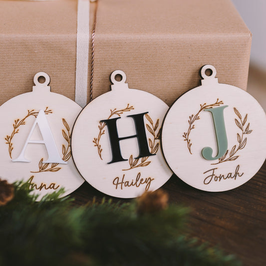 Weihnachtsanhänger aus Holz – personalisiert mit Initialen aus Acryl und Namen